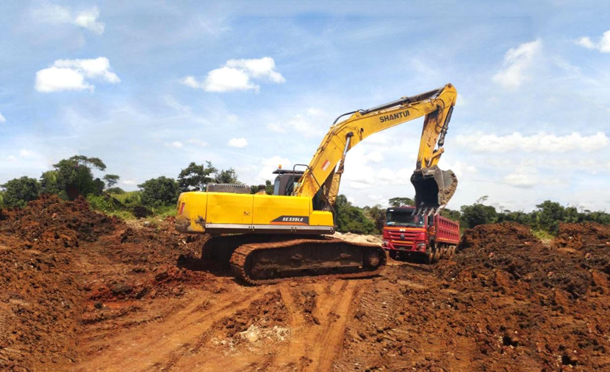 Shantui SE335LC excavator works in Uganda alluvial gold ore.