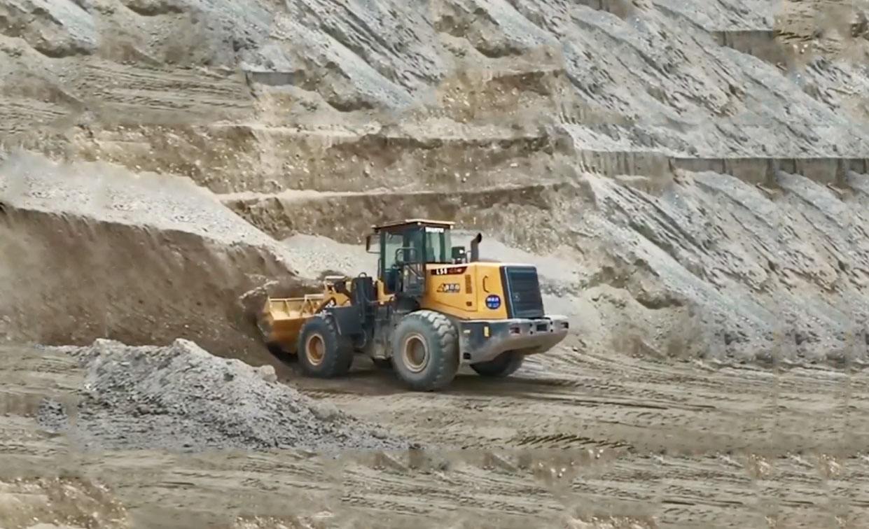 SHANTUI WHEEL LOADER WORKS IN EARTHMOVING CONDITION